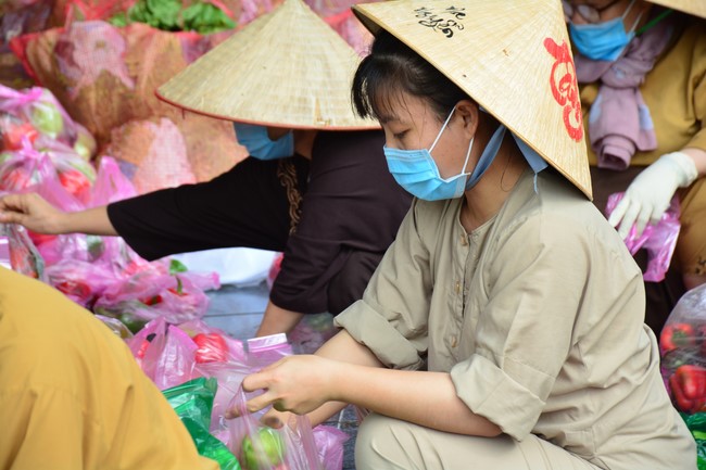 Continuing to support people in need in the Covid-19 pandemic of Hoang Phap Pagoda (series 4)